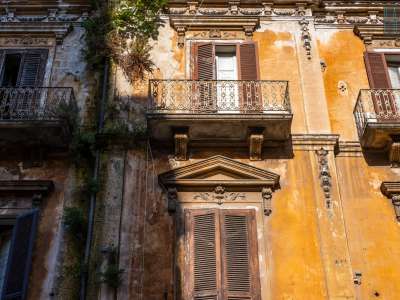 ...dotati di persiane scure e architravi con decori vegetali